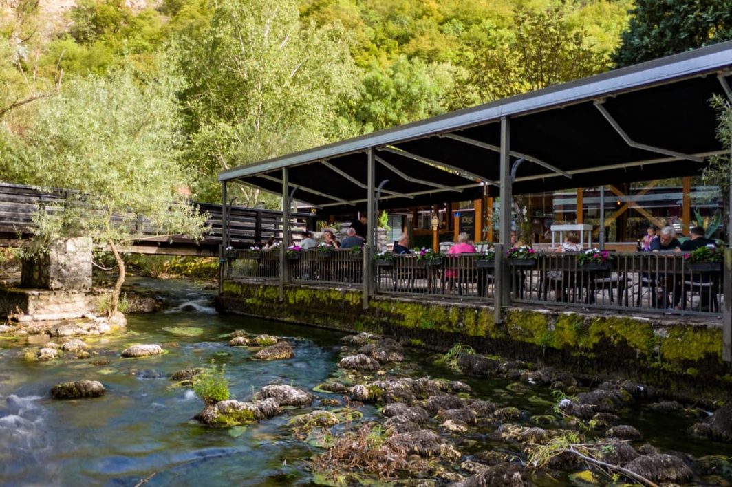 Restoran Vrelo Borak — terasa uz rijeku Lišticu